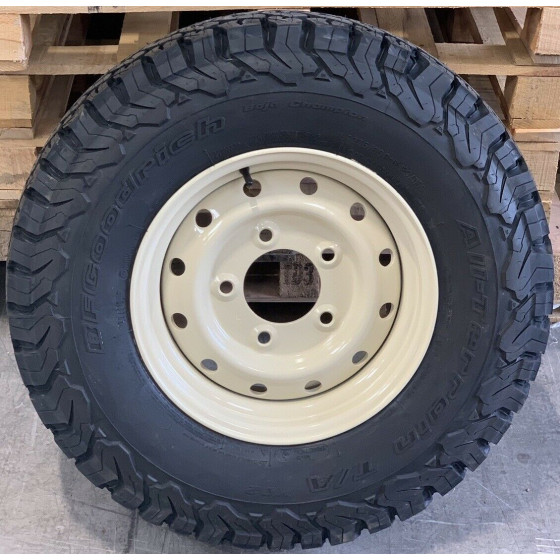 Sett med originale Defender Wolf 16" Steel Wheels & BF Goodrich KO2 dekk L315